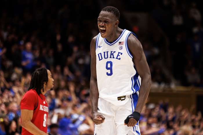 Flagg's grote 2e helft helpt nr. 2 Duke Hold NC State 74-64 om ongeslagen te blijven in ACC