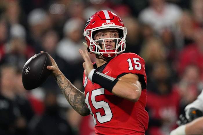 Georgia QB Carson Beck betreedt het transferportaal en stelt de ontwerpplannen van de NFL uit, zeggen rapporten