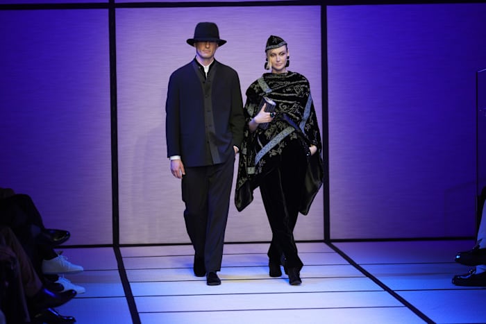 Giorgio Armani schittert tijdens de Milan Fashion Week met een glinsterende herenkledingcollectie