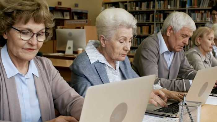 Gratis lessen rond San Antonio leer oudere volwassenentechnologievaardigheden