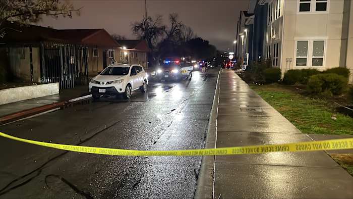 Het kantoor van de medische onderzoeker identificeert het schot van de mens, gedood bij het appartementencomplex West Side