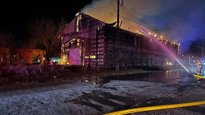 Houten schuur in Hondo gaat in vlammen op, politie zoekt naar personen van belang