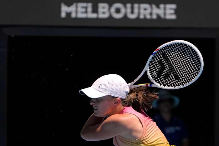 Iga Swiatek gaat een wedstrijd in de derde ronde in tegen Emma Raducanu op de Australian Open