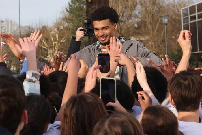 In zijn geboortestad wijdt Victor Wembanyama van Spurs een paar nieuwe buitenbanen voor kinderen om van te genieten
