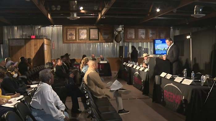 Inwoners van East Side delen meningen voor de toekomst van Frost Bank Center tijdens het stadhuisvergadering