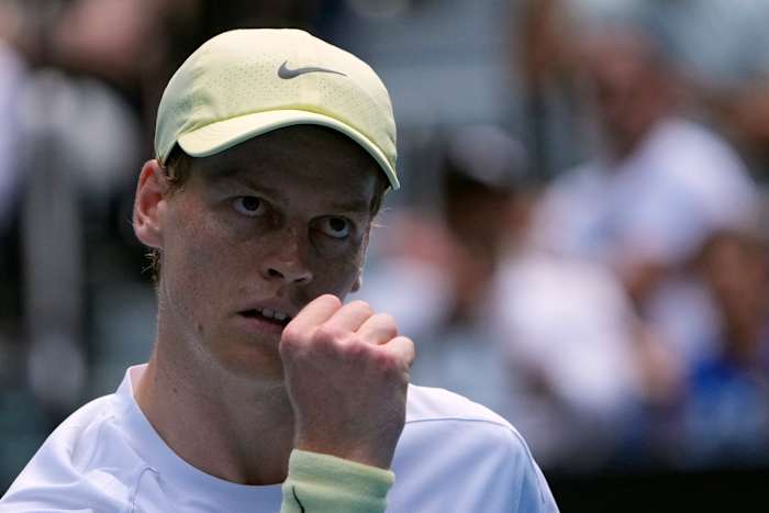 Jannik Sinner begint zijn Australian Open-titelverdediging met een straight set-overwinning