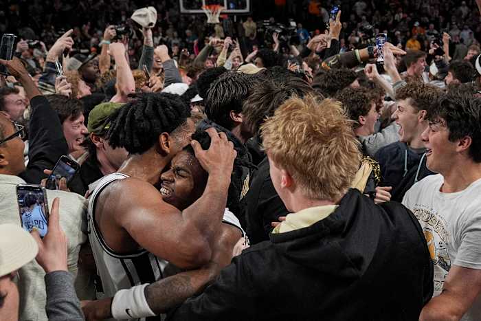 Jason Edwards scoort 18 punten terwijl Vanderbilt nr. 6 Tennessee 76-75 tegenhoudt