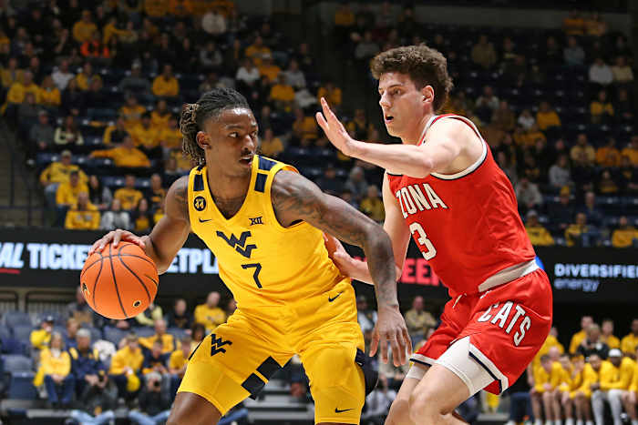 Javon Small uit West Virginia leidt de Big 12 wat betreft scoren, wat de terugkeer van West Virginia naar de Top 25 stimuleert