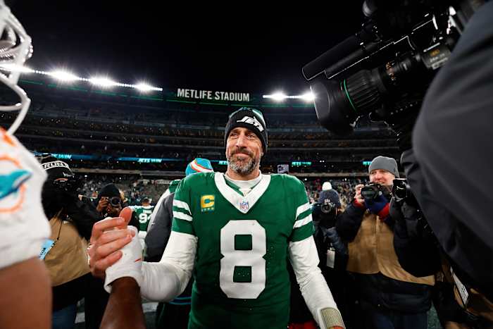Jets' Aaron Rodgers blijft onbeslist over zijn toekomst met zijn focus op de bosbranden in Californië