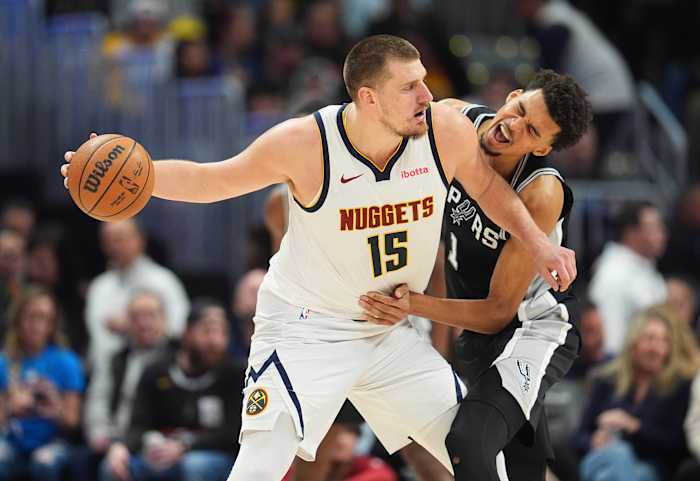 Jokic en Nuggets versloegen de Spurs met 122-111 in de verlenging en verpestten Wembanyama's 21e verjaardag