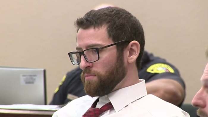 Jury bekijkt camerabeelden van het lichaam tijdens het proces over de dodelijke schietpartij op Kerstdag 2021