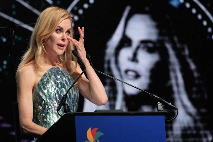 Kidman geeft tranen in de ogen aan overleden moeder terwijl filmsterren samenkomen voor een oprecht Palm Springs-gala