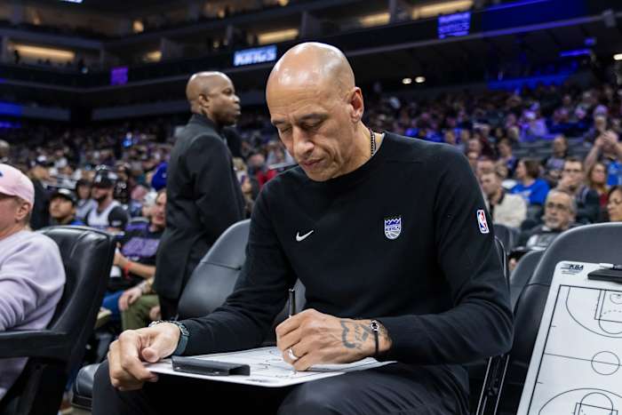 Kings' interim-coach Doug Christie behaalt de eerste overwinning nadat hij het roer overneemt van Mike Brown