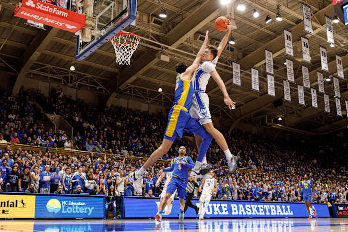 Klaar voor de start: Duke-ster Cooper Flagg zet een highlight-dunk-signatuur op de overwinning in Pittsburgh