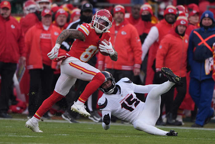 Kris Boyd uit de Texaan gooit de helm op, wordt bestraft en geeft zijn coach een duw in de eerste wedstrijd tegen Chiefs