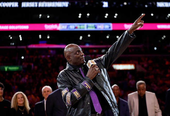 Lakers schakelt Michael Cooper's nummer 21 uit tijdens een emotionele avond voor de bewaker van de Hall of Fame uit Pasadena