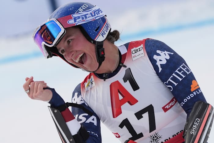 Lauren Macuga wint een World Cup super-G-race met Lindsey Vonn als vierde op een geweldige dag voor het Amerikaanse skiteam