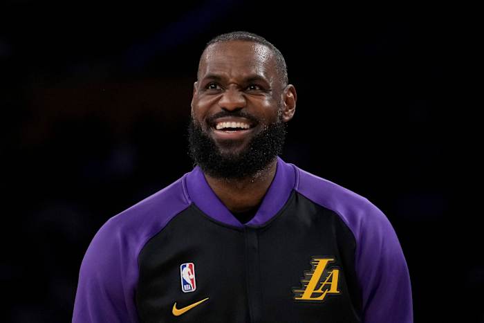 LeBron James juicht de toewijding van jongste zoon Bryce aan de Universiteit van Arizona toe