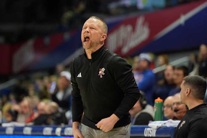 Louisville kwam opnieuw op de ranglijst met een nieuwe coach en een vernieuwde selectie door het winnen van transfers