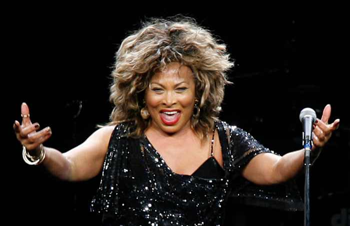 Luister naar een nog niet eerder uitgebracht nummer van Tina Turner, 'Hot For You Baby'