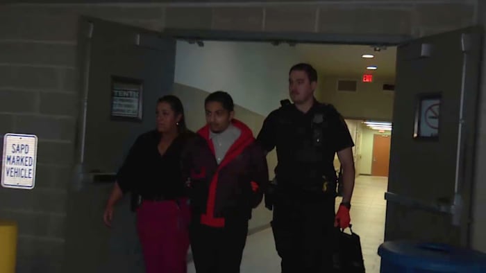 Man gearresteerd, beschuldigd van seksueel misbruik van tienermeisje, zegt SAPD