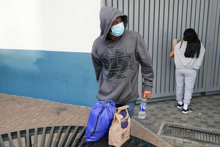 Migranten beschrijven vluchten aan boord van Amerikaanse militaire vliegtuigen die de snelle deportaties van Trump uitvoeren