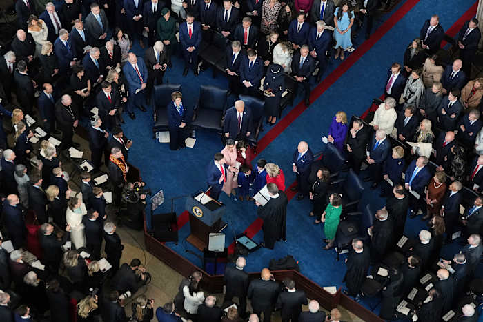 Miljardairs, tech-titanen, presidenten: een gids voor wie waar stond bij de inauguratie van Trump