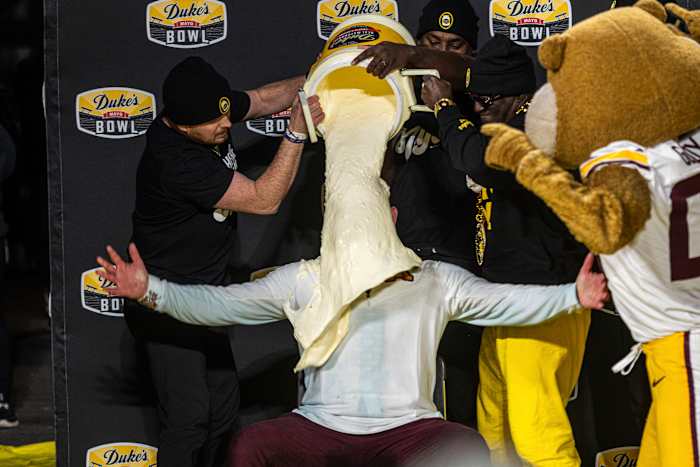 Minnesota verslaat Virginia Tech met 24-10 in Duke's Mayo Bowl voor de 8e bowl-overwinning op rij