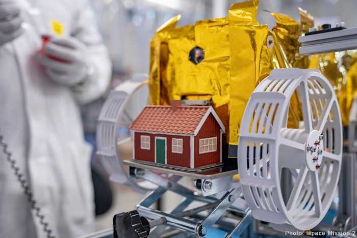 Missie naar de maan brengt een klein rood Zweeds huis naar de ruimte