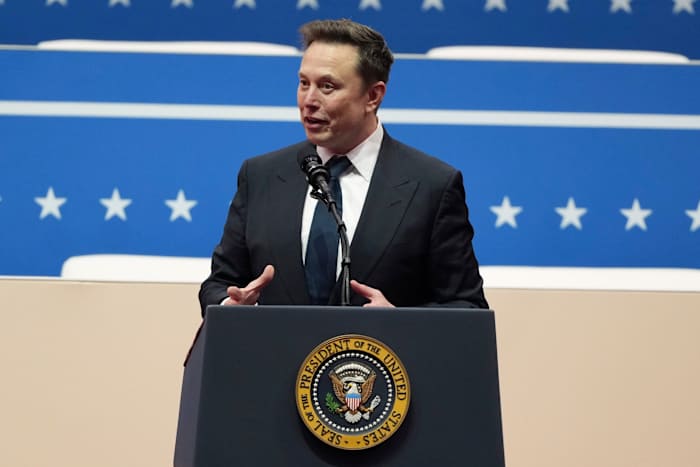 Musks gestrekte armgebaar werd omarmd door rechtsextremisten, ongeacht wat hij bedoelde