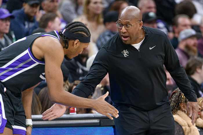 NBA-coaches reageren met ontsteltenis over het ontslag van voormalig Spurs-assistent, tweevoudig coach van het jaar Mike Brown