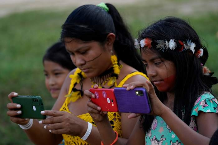 Nieuwe Braziliaanse wet beperkt het gebruik van smartphones op basis- en middelbare scholen