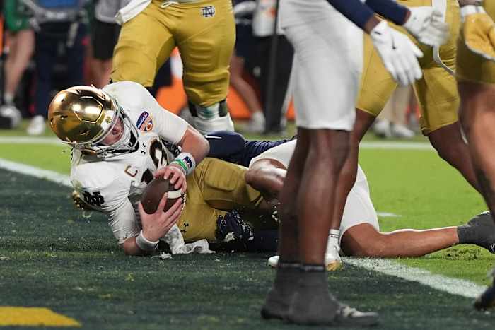 Notre Dame QB Riley Leonard wordt bang voor blessures en keert terug om Ieren te verzamelen voor de CFP-kampioenschapswedstrijd