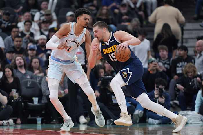 Nuggets-centrum Nikola Jokic stond wegens ziekte buitenspel voor de wedstrijd tegen Celtics