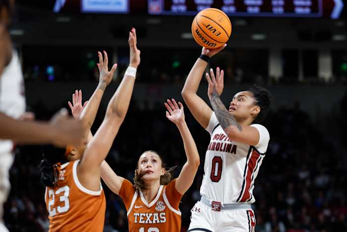 Nummer 2 South Carolina zet Madison Booker onder druk en verslaat nummer 5 Texas met 67-50 voor elfde overwinning op rij