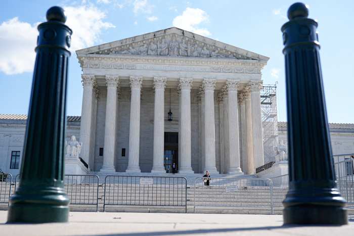 Opperrechter John Roberts verdedigt de rechterlijke onafhankelijkheid en zegt dat deze op verschillende manieren wordt bedreigd