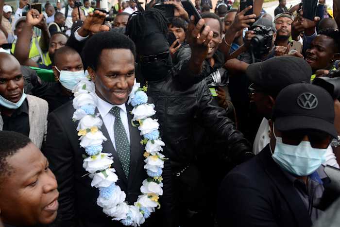 Oppositieleider uit Mozambique keert terug uit zelfopgelegde ballingschap terwijl de politie traangas afvuurt op supporters