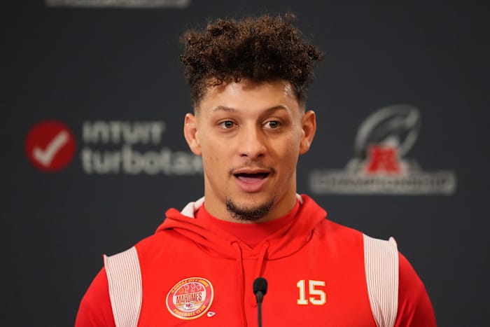 Patrick Mahomes over de vraag of NFL-functionarissen de Chiefs bevoordelen: 'De scheidsrechters doen hun best'