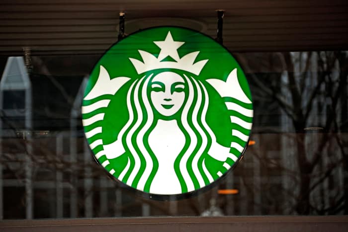 Rondhangen bij Starbucks kost je geld omdat het bedrijf zijn opendeurbeleid omkeert