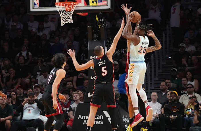 Rookie Kel'el Ware evenaart het hoogste seizoen met 25 punten in de Heat's 128-107 overwinning op de Spurs