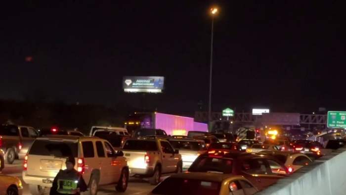 SAPD zegt dat de man die uit het voertuig sprong, werd geraakt en gedood door meerdere voertuigen