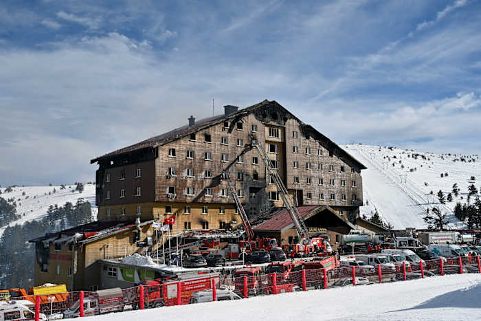 Serveerster sterft door brand in Turks skiresort, een van de 78 levens die verloren zijn gegaan doordat zorgen over de veiligheid weer oplaaien