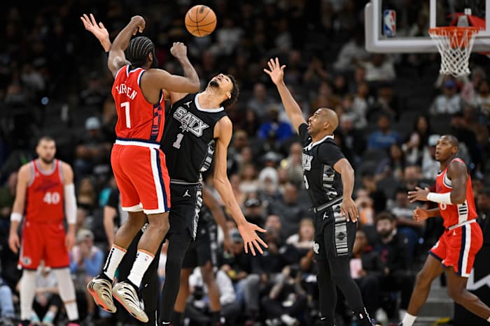 Spurs verslaan Clippers met 122-86 achter 27 punten van Wembanyama