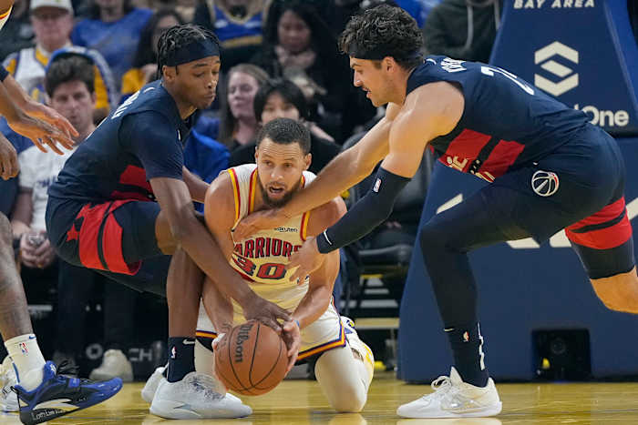 Stephen Curry scoort 26 voordat hij vertrekt met een enkelblessure toen Warriors Wizards versloeg met 122-114