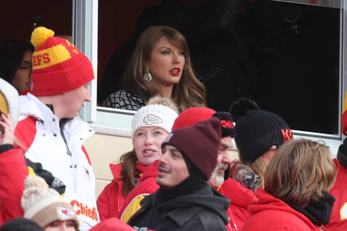 Taylor Swift keert terug naar Arrowhead om naar Travis Kelce and the Chiefs te kijken, samen met Caitlin Clark