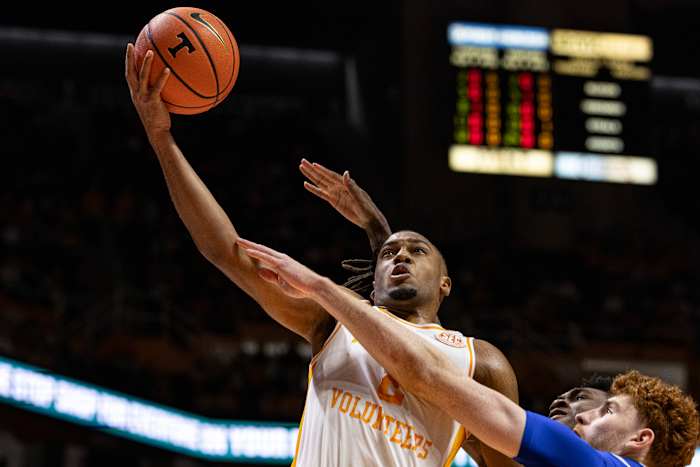 Tennessee blijft nummer 1 na rustige week in AP Top 25, nummer 15 UCLA stijgt zeven plaatsen