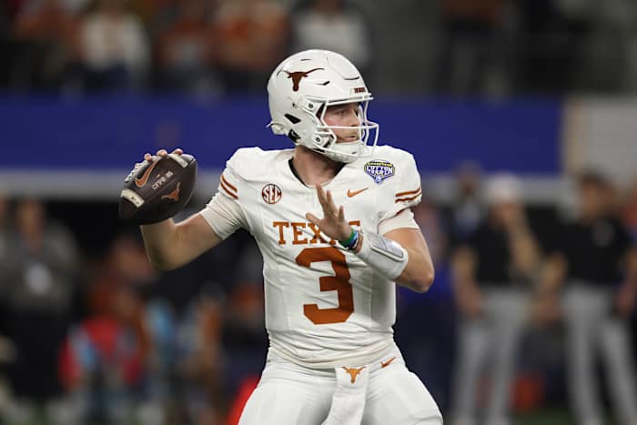 Texas QB Quinn Ewers kondigt zich aan voor NFL-draft terwijl het programma het Arch Manning-tijdperk inluidt