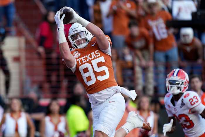 Texas tight end Gunnar Helm, een uitblinker die geduldig bleef en bleef zitten in het transfertijdperk