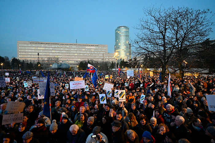 Tienduizenden protesteren in Slowakije tegen het pro-Russische beleid van de populistische leider Fico