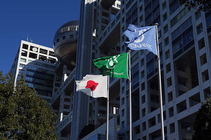 Tientallen bedrijven halen advertenties uit het Japanse netwerk vanwege een seksschandaal dat verband houdt met het personeel en de beroemdheid